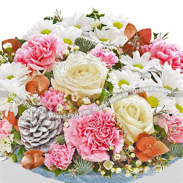 Новогодняя мечта - букет с розами и хризантемами, новогодний декор